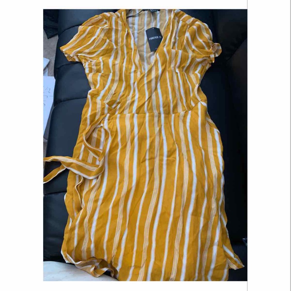 【SOLD】forever 21 yellow wrap dress in size S